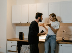 POSLAO JE ŽENU KOD KOMŠIJE DA JOJ POPRAVI KOMPJUTER, A ONDA JE DOŽIVEO ŠOK: Ne mogu da verujem da se to desilo, pa on je tinejdžer!