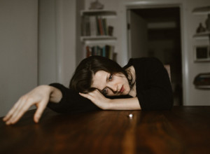 OSTAVILA JE DEČKA SAMOG U STANU, KAD SE VRATILA USLEDIO JE ŠOK: Nesrećna devojka ne može da dođe sebi zbog onoga što je zatekla na podu! (FOTO)