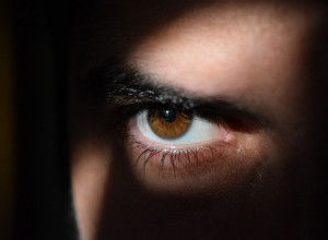 Horoskopski znaci koji su skloni špijuniranju partnera: Najmanje to čine Vodolije