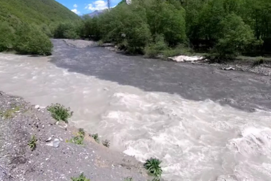 ČUDO PRIRODE: Dve reke dele jedno korito!