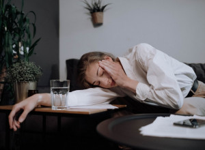 REŠITE SE GLAVOBOLJE NA PRIRODAN NAČIN: OVIH 5 saveta će vas osloboditi tegoba!