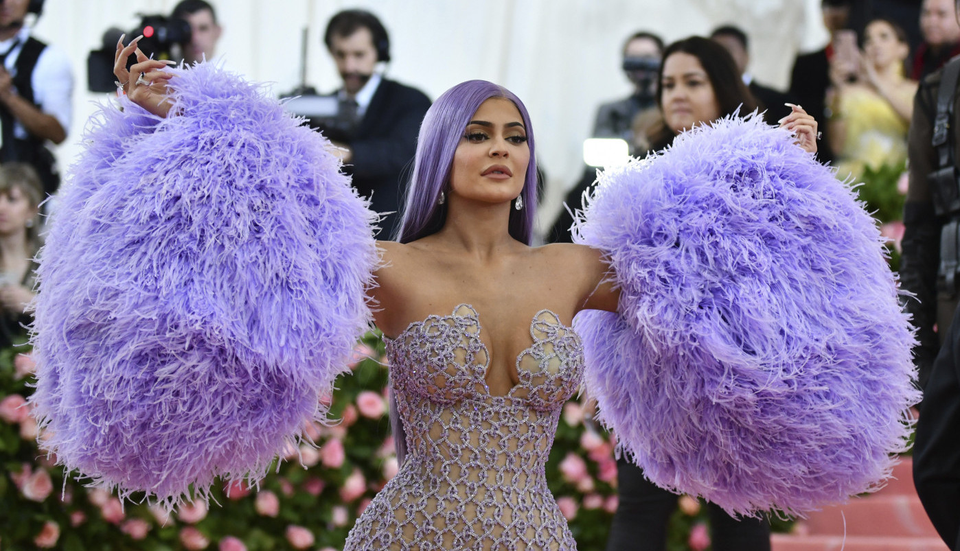 FANOVI U ŠOKU, ŠTA SI TO ŽENO URADILA OD SEBE?! Objavljene fotografije Kajli Džener pre svih plastičnih operacija!