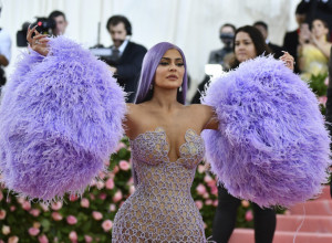 FANOVI U ŠOKU, ŠTA SI TO ŽENO URADILA OD SEBE?! Objavljene fotografije Kajli Džener pre svih plastičnih operacija!