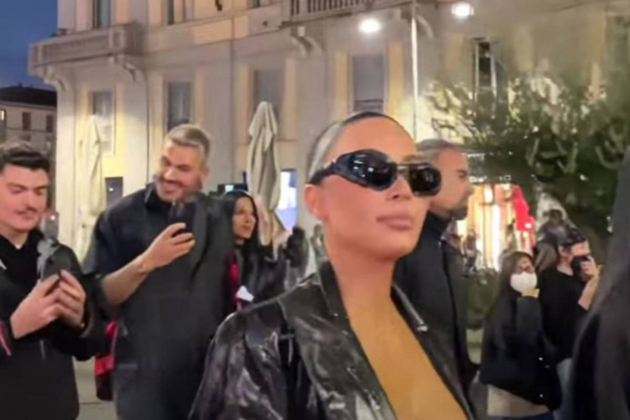 HALJINA U KOJOJ NE MOŽE DA SE HODA: Kim Kardašijan obožava da nosi plastiku