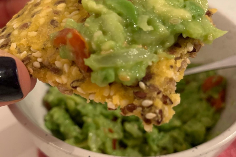 ZDRAV I UKUSAN DORUČAK ZA 5 MINUTA: Kukuruzne pločice sa avokado salsom