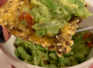 ZDRAV I UKUSAN DORUČAK ZA 5 MINUTA: Kukuruzne pločice sa avokado salsom