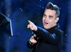 ROBI VILIJAMS POSTAO BESKUĆNIK? Pevač rasprodao sve nekretnine, nema gde sa ženom i četvoro dece!