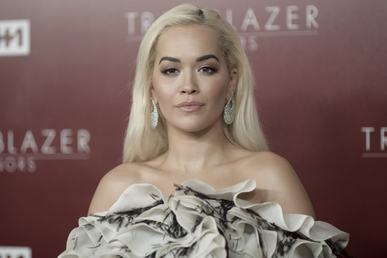 BEZ GAĆA NA CRVENOM TEPIHU! Da li biste imali hrabrosti da se obučete kao Rita Ora?