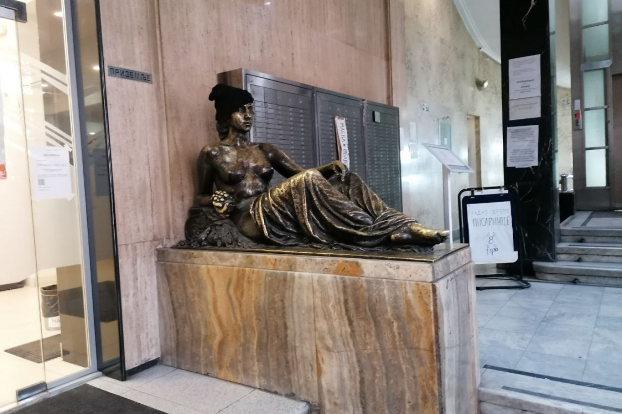 Brižni ljudi vode računa da skulpturi ne bude hladno na ušima