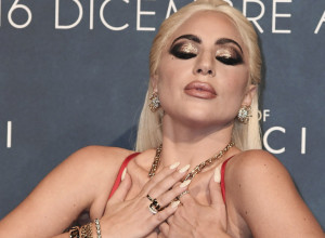 U OVOME JE IZAŠLA NA ULICU! Eksperti tvrde da je modna ikona, ali ko bi se još usudio na takav potez?