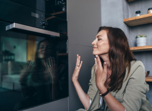MASNOĆA I PRLJAVŠTINA SA VRATA RERNE NESTANU ZA PAR MINUTA:  Dva sastojka koja svi imamo u kući očistiće uporne fleke za tili čas!