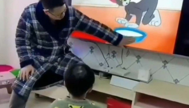 TATA U CRTANOM FILMU: Pogledajte kako otac zabavlja dete! (VIDEO)