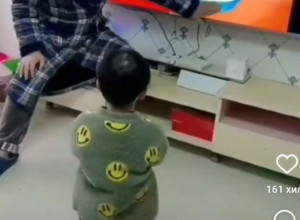 TATA U CRTANOM FILMU: Pogledajte kako otac zabavlja dete! (VIDEO)