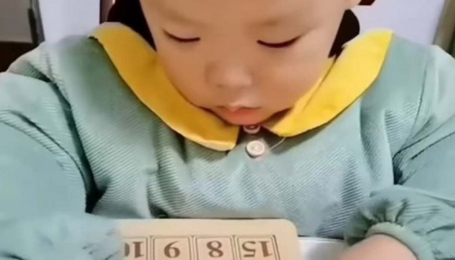 VIDEO KOJI ŠOKIRA RODITELJE: Umesto igračaka igra se sa brojevima