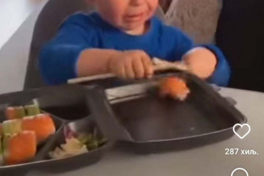 PLAČ KOJI JE NASMEJAO INTERNET: Muka sa štapićima! (VIDEO)