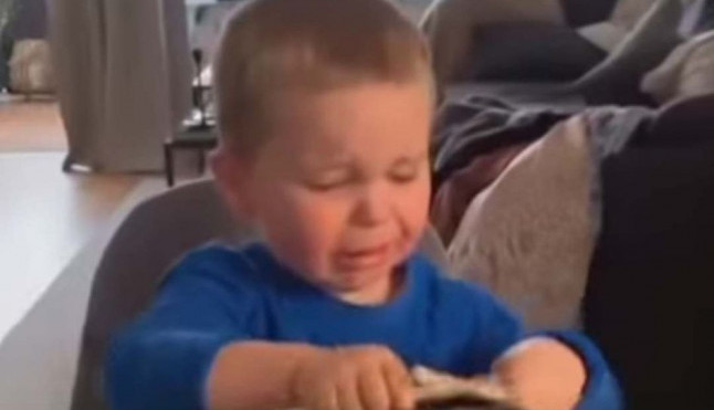 PLAČ KOJI JE NASMEJAO INTERNET: Muka sa štapićima! (VIDEO)