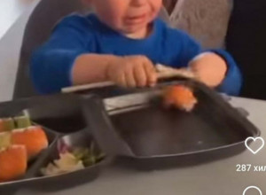 PLAČ KOJI JE NASMEJAO INTERNET: Muka sa štapićima! (VIDEO)