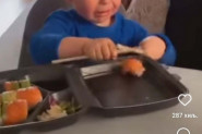PLAČ KOJI JE NASMEJAO INTERNET: Muka sa štapićima! (VIDEO)