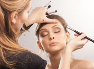 DA LI BISTE OVAKO PROŠETALE ULICOM? Pogledajte kako izgleda pravi prolećni mejkap koji je postao hit!