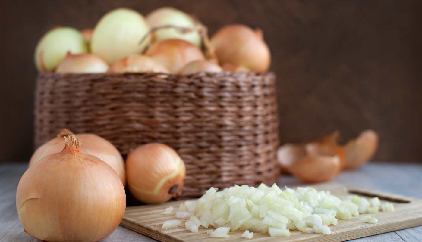 KAKO JE NAJBOLJE ČUVATI LUK DA NE PROKLIJA: Saveti zlata vredni za produžavanje roka trajanja ovog čudesnog povrća! (FOTO)