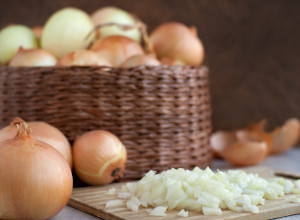 KAKO JE NAJBOLJE ČUVATI LUK DA NE PROKLIJA: Saveti zlata vredni za produžavanje roka trajanja ovog čudesnog povrća! (FOTO)