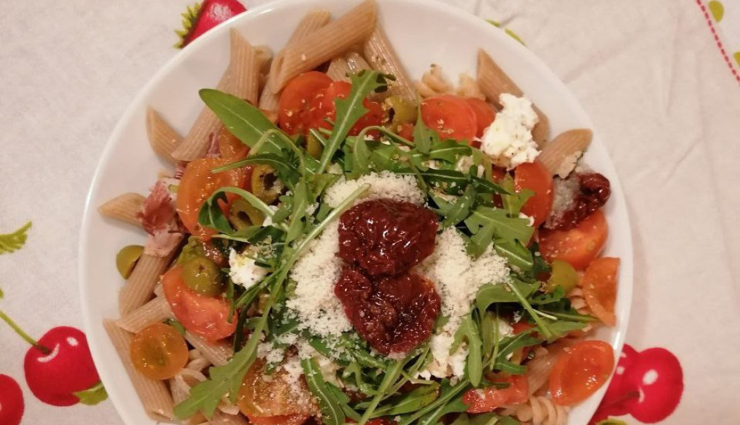 Recept za TRIKOLORE PASTA SALATU: Ukusi Italije na vašoj trpezi! (VIDEO)