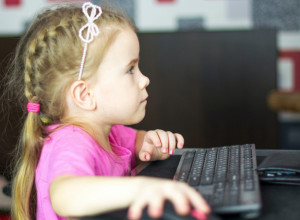 VRHUNSKI NAČIN DA ZEZNE MAMU: Pogledajte dovitljivu devojčicu (VIDEO)