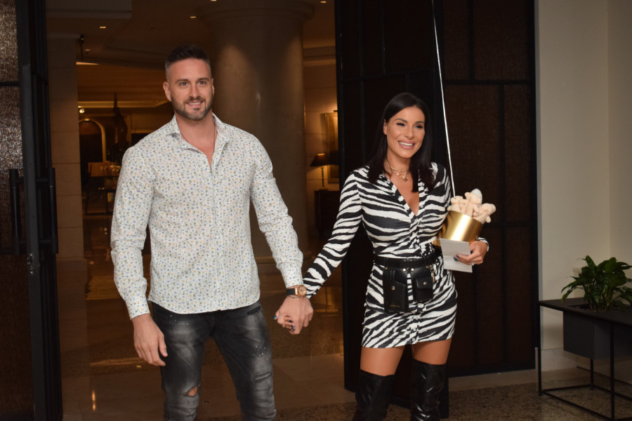 GOLI MIA I BOKI: Skinuli se da proslave rođendan (FOTO)