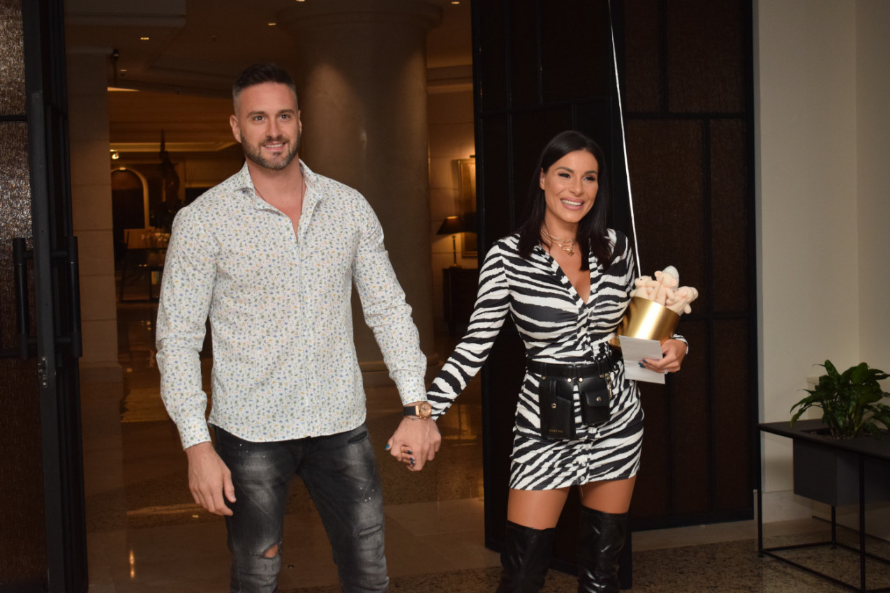 GOLI MIA I BOKI: Skinuli se da proslave rođendan (FOTO)