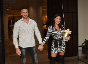 GOLI MIA I BOKI: Skinuli se da proslave rođendan (FOTO)