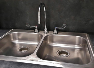 KAMENAC NA SLAVINI VAM ZADAJE GLAVOBOLJE? Ovo je najbolji način da ga uklonite u nekoliko sekundi!