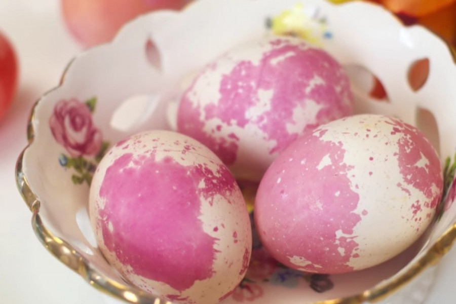 USKRŠNJA JAJA S MERMERNIM EFEKTOM: Dekorišite ih uz pomoć NAMIRNICE koju svi imamo u KUHINJI!