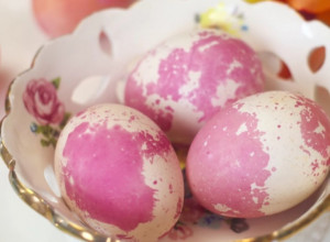 USKRŠNJA JAJA S MERMERNIM EFEKTOM: Dekorišite ih uz pomoć NAMIRNICE koju svi imamo u KUHINJI!