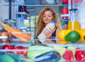 NIKAKO NE DRŽITE MLEKO U VRATIMA FRIŽIDERA! Eksperti otkrili, uštedećete MNOGO!