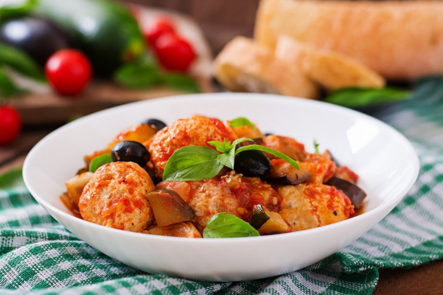 ĆUFTE U SOSU PO BAKINOM RECEPTU:  Brzi ručak u kojem će uživati cela porodica ( FOTO)