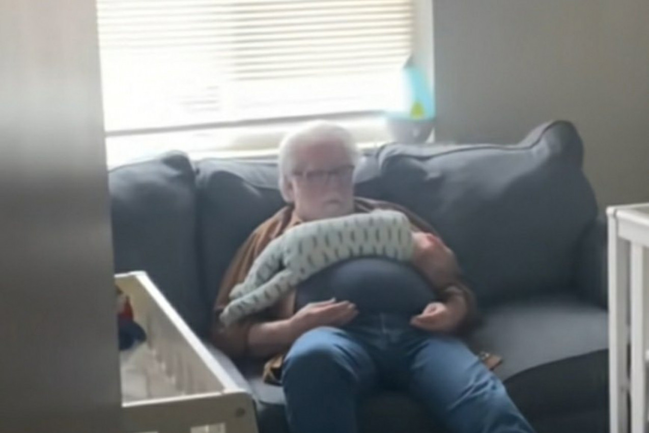 OSTAVILA JE DETE DEDI NA ČUVANJE, KAD SE VRATILA ZATEKLA JE ŠOK SCENU! Fotografija je u trenu obišla svet!