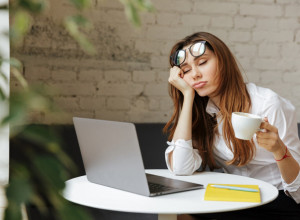 TIHI UBICA, BOLEST ČIJE SIMPTOME PREKASNO PRIMETIMO: Ukoliko osećate hronični umor i pospanost, telo vam šalje upozorenje ne ignorišite ga!