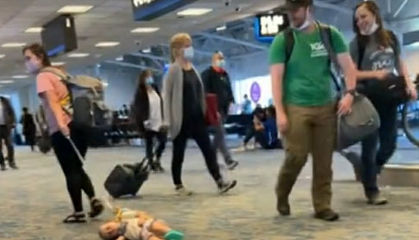MAJKA VUKLA DETE NA UZICI PO AERODROMU! Ljudi u šoku posmatrali, kako biste vi reagovali?