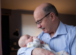 BEBA JE ODBILA MLEKO IZ BOČICE, A EVO ŠTA JE DEDA URADIO! Pogledajte kako ju je nahranio, ostavio je ljude u potpunom transu!