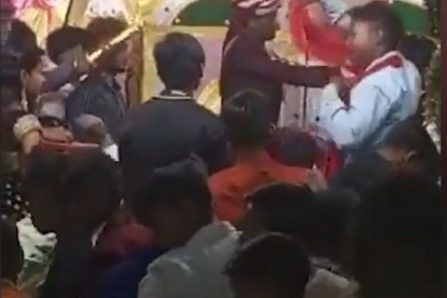 MLADA ISTUKLA MLADOŽENJU USRED VENČANJA! Pogledajte kako je završio samo nekoliko trenutaka kasnije!