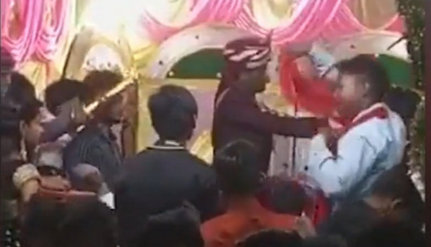 MLADA ISTUKLA MLADOŽENJU USRED VENČANJA! Pogledajte kako je završio samo nekoliko trenutaka kasnije!