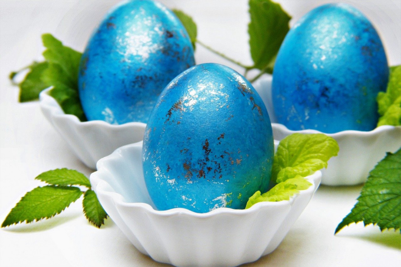 EVO KAKO DA FOLIJOM OFARBATE JAJA: Jednostavan trik za unikatni izgled uskršnje trpeze (VIDEO)