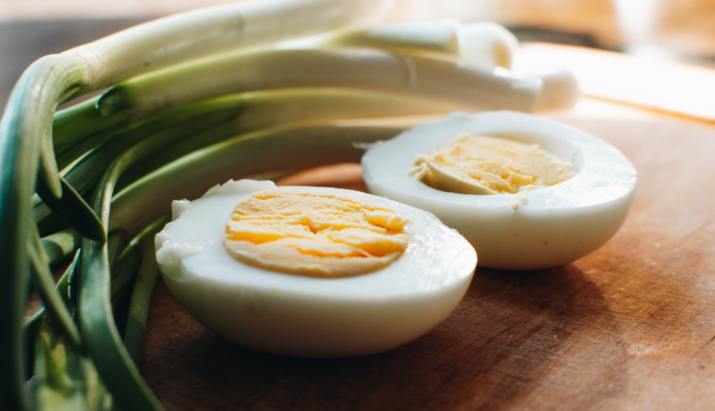 REŠAVAMO DILEMU: KOLIKO DUGO SU JESTIVA TVRDO KUVANA JAJA? Otkrivamo i šta znači zelena boja na belancetu!