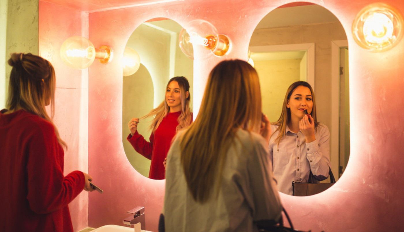 OVO SU 4 GREŠKE ZBOG KOJIH SE ŠMINKA BRZO RAZMAŽE: Svaka devojka napravila je barem jednu od njih (FOTO)