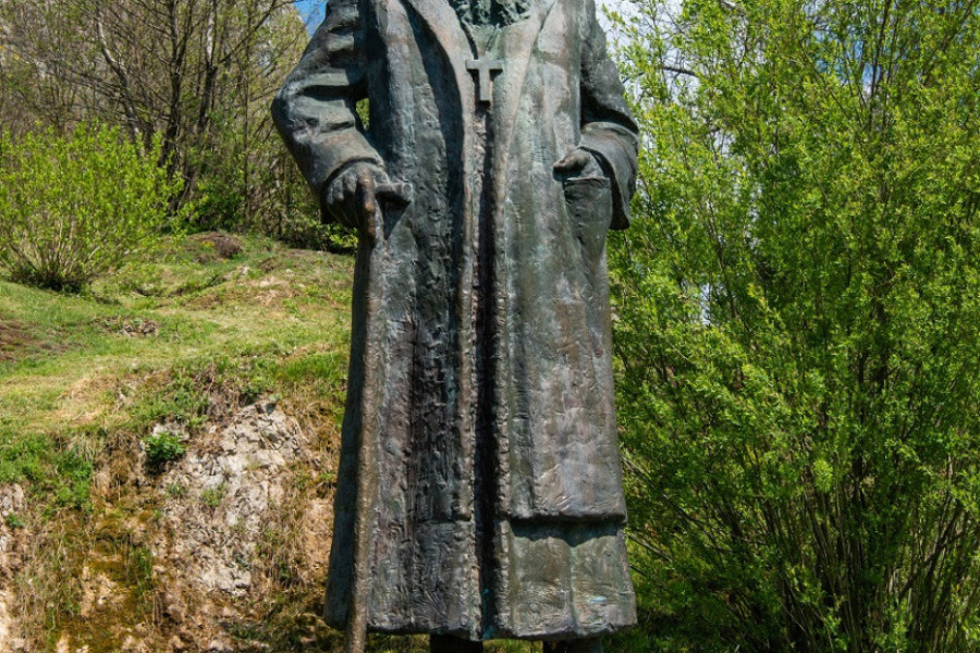 Vera nam treba da bi se mogli nadati, nada da bi mogli živeti, a ljubav da bi mogli kao kulturan narod živeti.