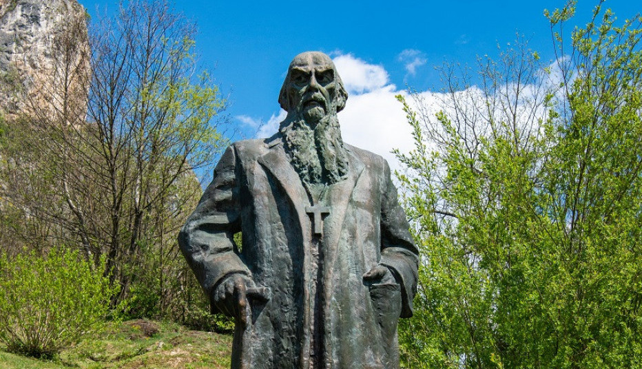 Vera nam treba da bi se mogli nadati, nada da bi mogli živeti, a ljubav da bi mogli kao kulturan narod živeti.