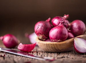 ŠTA SE DEŠAVA U TELU KAD JEDEMO CRNI LUK? Nemojte se prevariti, nije sve tako sjajno!