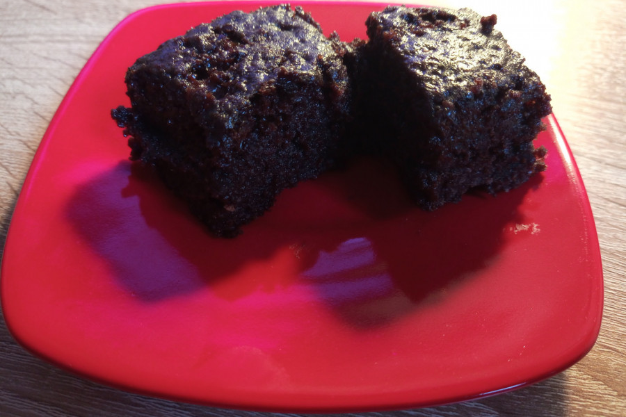 NEŠTO SLATKO, A BRZO: Klasičan čokoladni kolač sa prelivom od mleka!