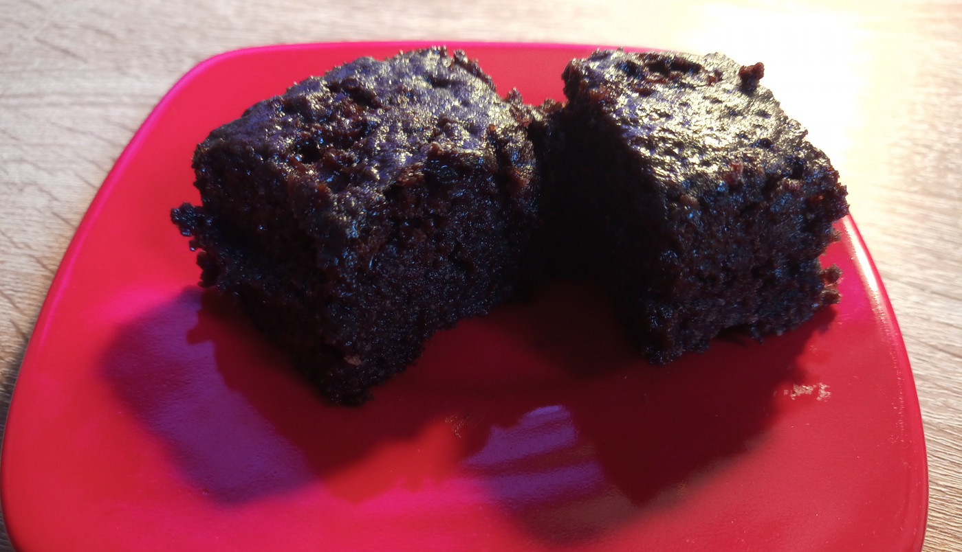 NEŠTO SLATKO, A BRZO: Klasičan čokoladni kolač sa prelivom od mleka!