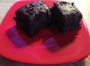 NEŠTO SLATKO, A BRZO: Klasičan čokoladni kolač sa prelivom od mleka!